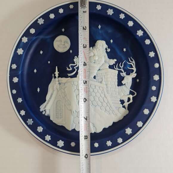 Incolay Studios Navy Blue/White Resin Christmas Plate Up On The Rooftop, 1992 - Picture 10 of 12
